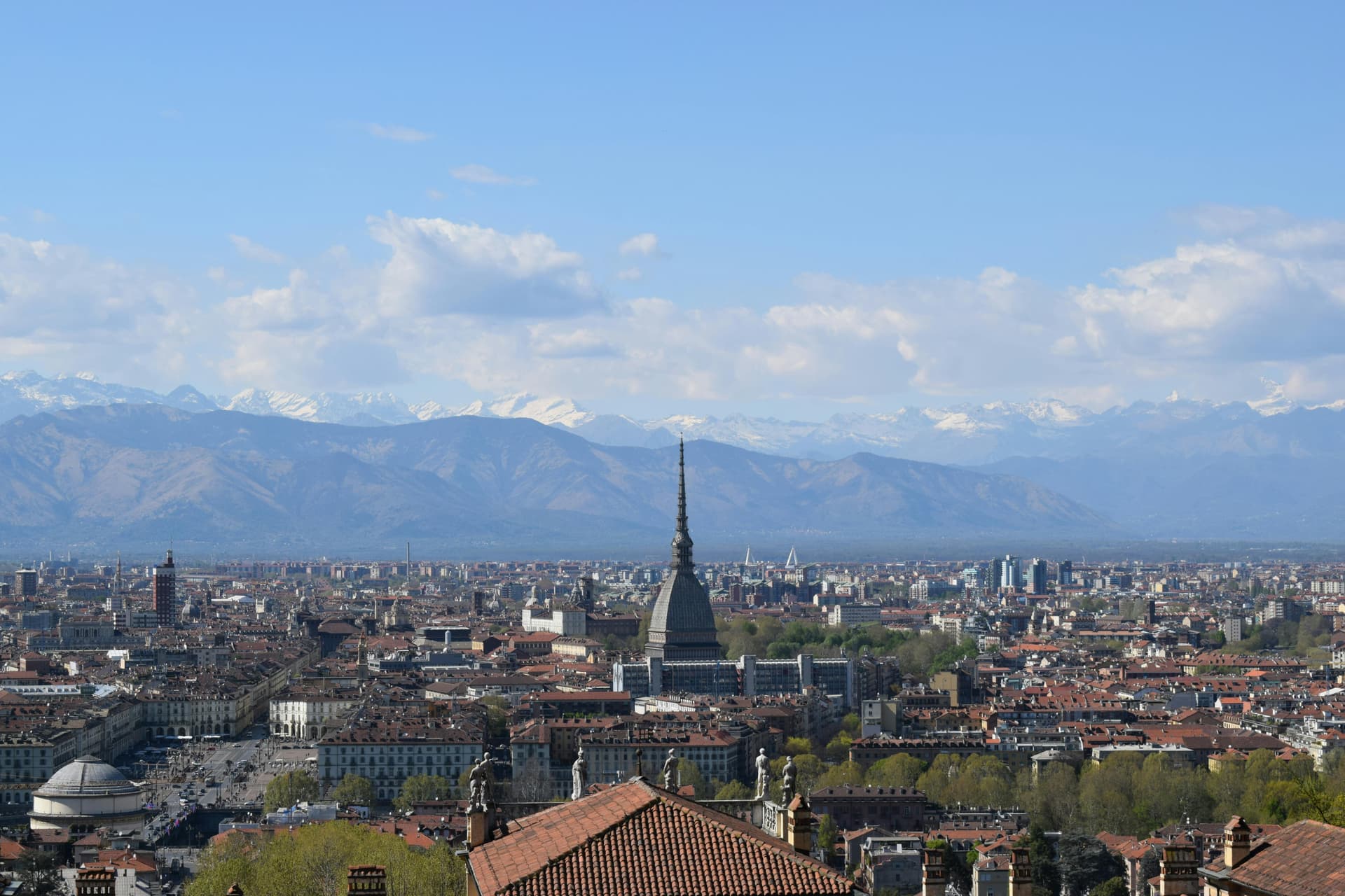 Panorama di Torino con le Alpi sullo sfondo