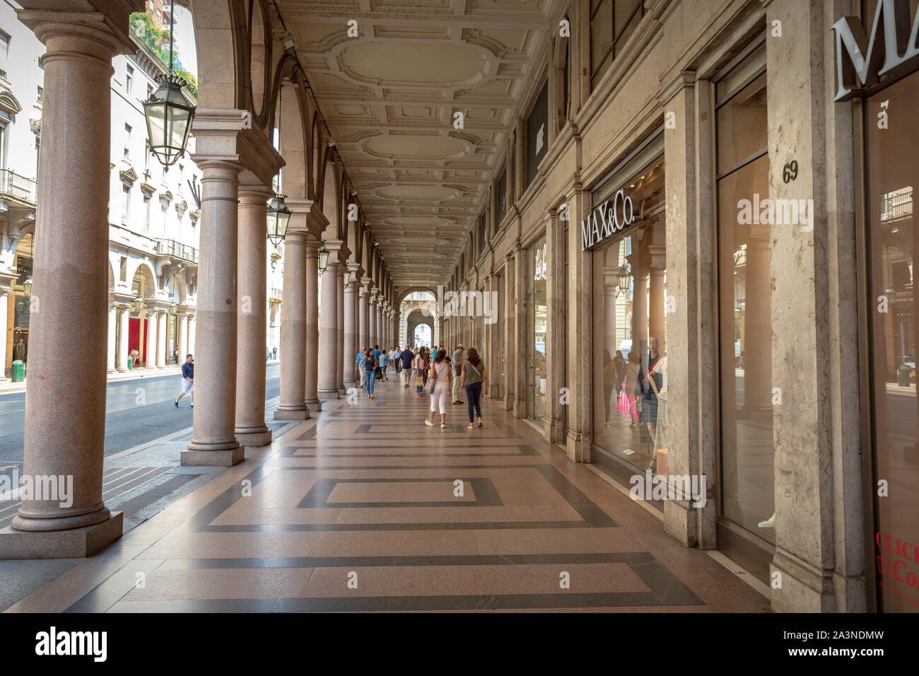 Portici di Torino lungo Via Roma